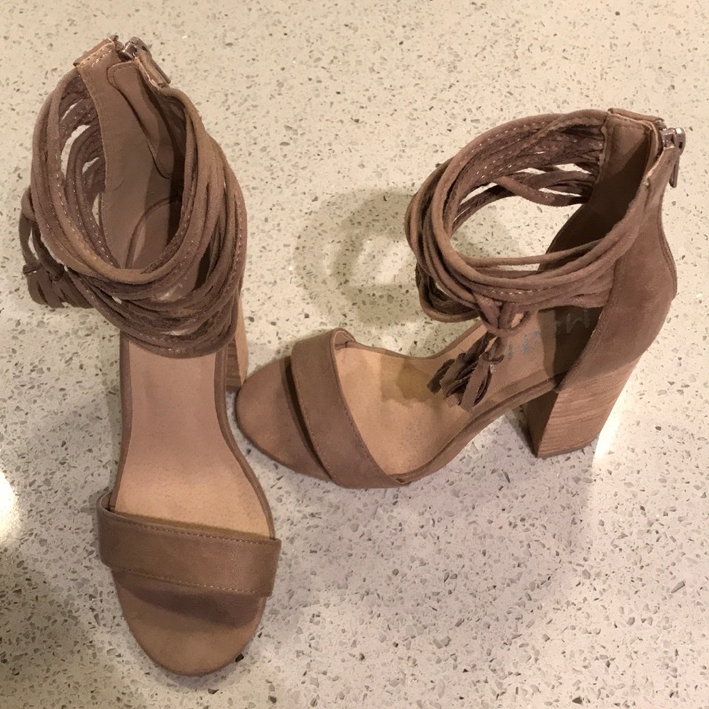 High heel with tassel, taupe